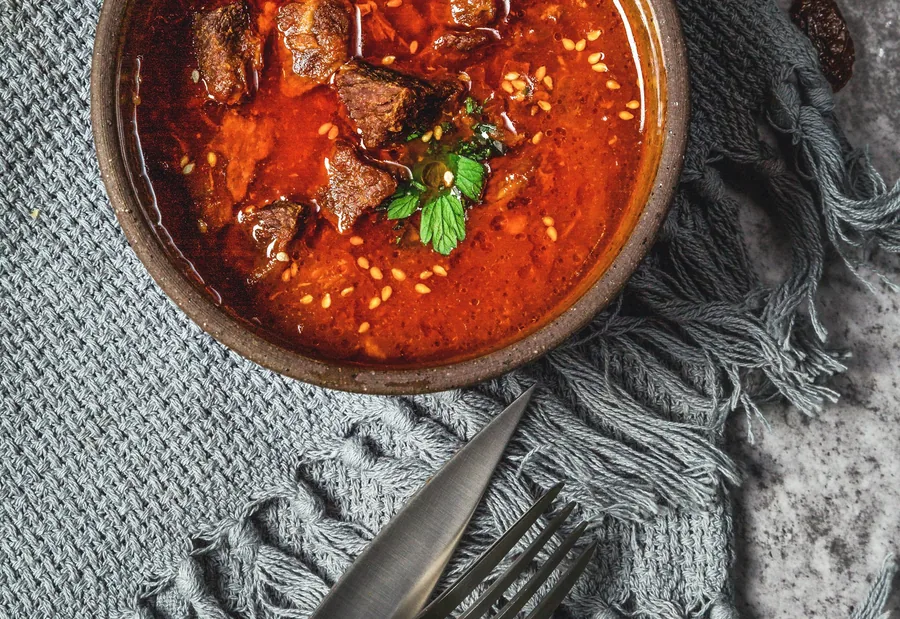 Bœuf bourguignon servi à table en famille